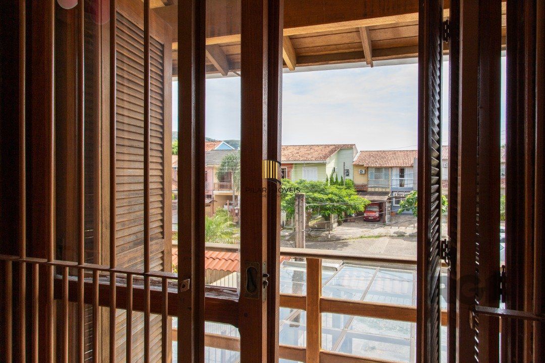 A casa possui 78m² de área construída, com um adicional de 20m²