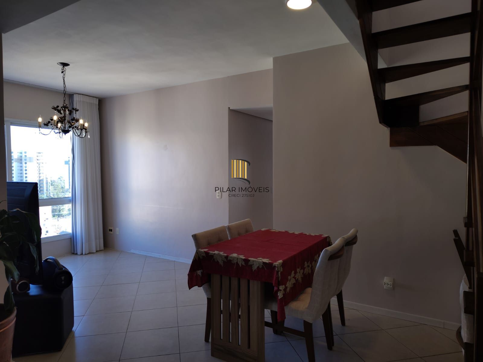 Cobertura de 3 dormitórios, 1 suíte, 2 vagas escrituradas e vista para o Guaíba.