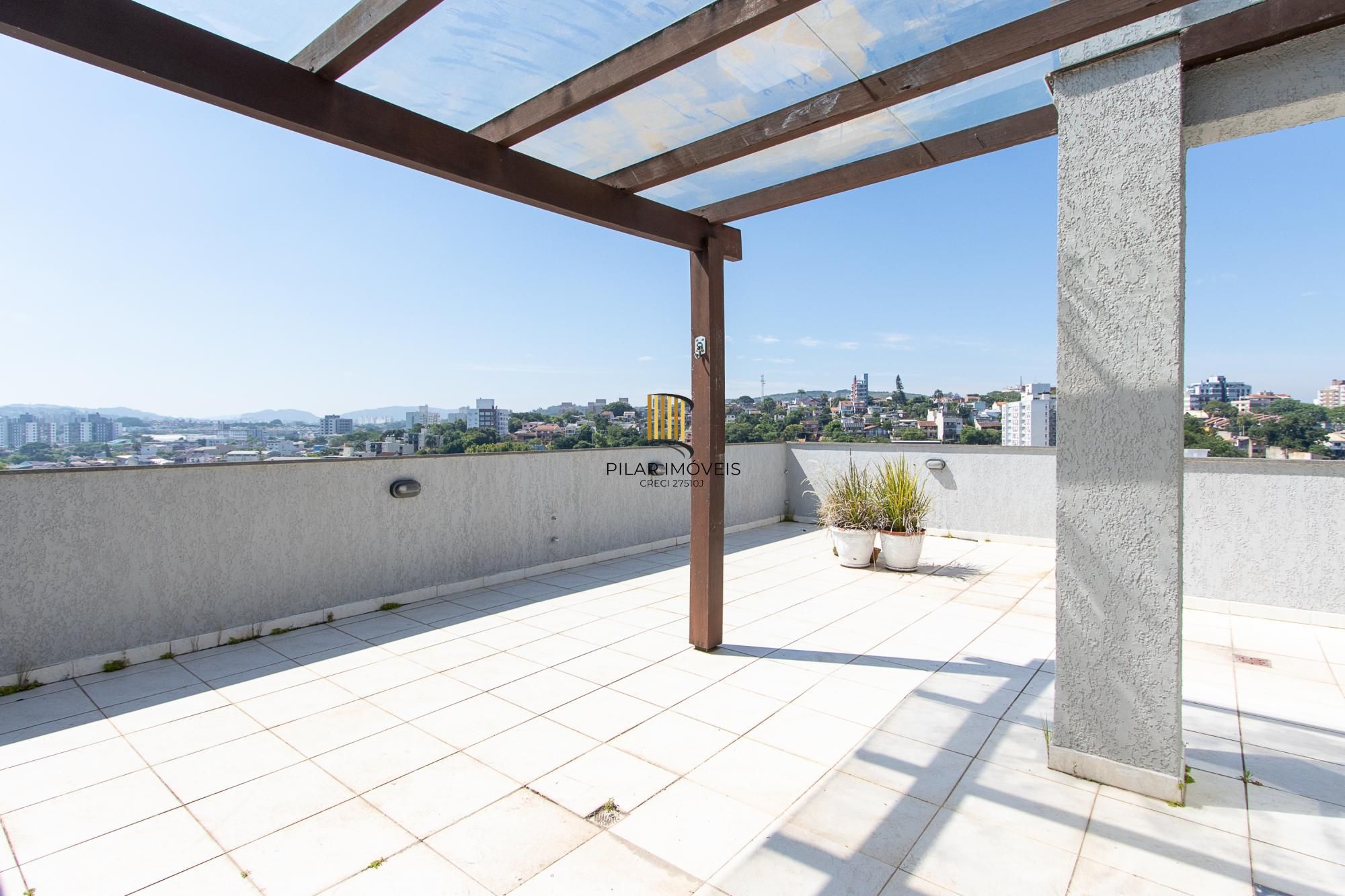 Cobertura de 3 dormitórios, 1 suíte e duas vagas de garagem no bairro Cristal.