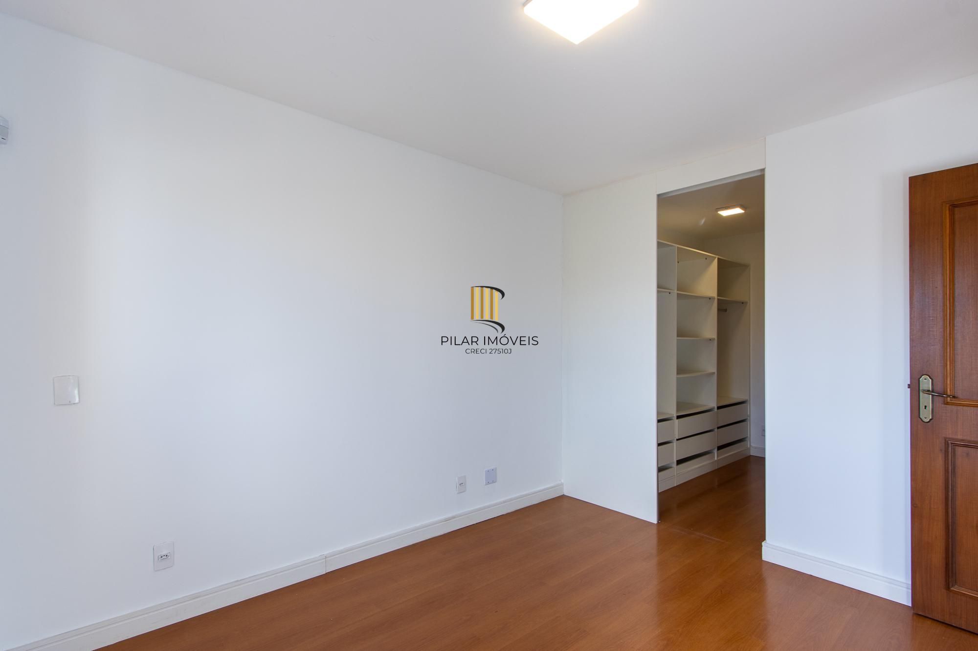 Apartamento com 114.02m², 3 dorm, Petrópolis com lareira e churrasqueira