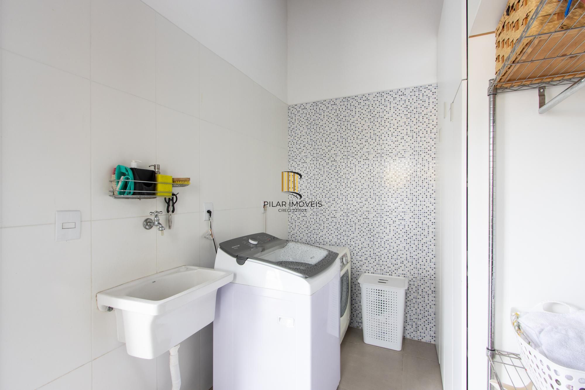 Excelente casa de alvenaria, 4 dormitórios, 2 suítes e 2 vagas de garagem.