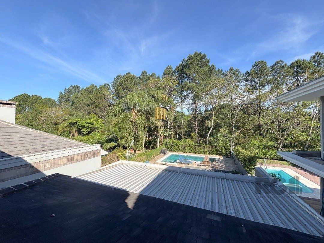 Casa em condomínio com pátio, piscina, 3 suítes e 2 vagas