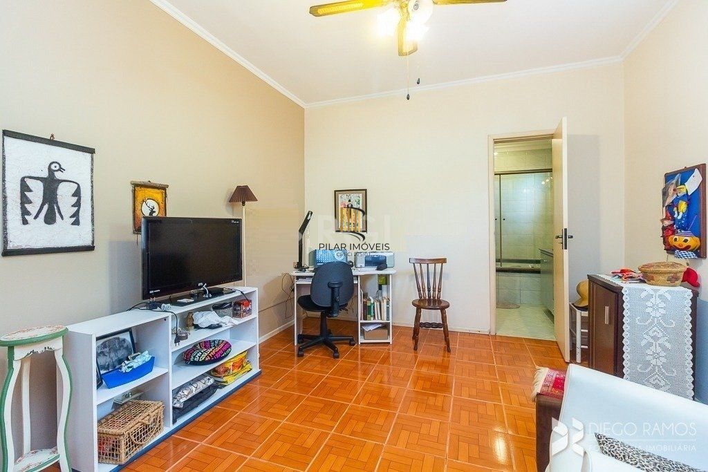 Casa térrea à venda, com 2 suites, 3 banheiros, edicula, pátio, 2 vagas - Bairro Medianeira
