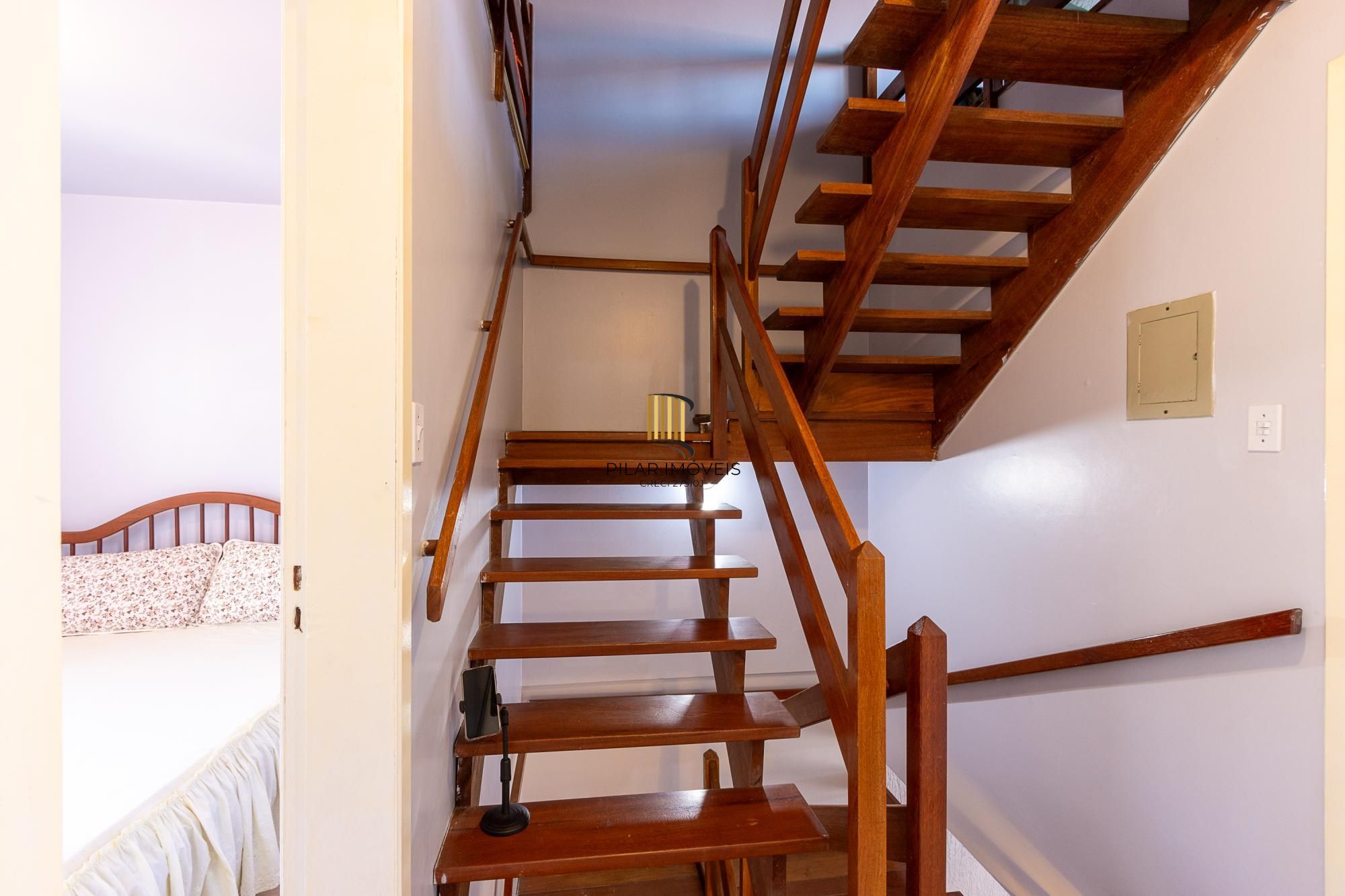 Casa de condomínio, de 3 dormitórios, 1 suíte e 2 vagas de garagem.