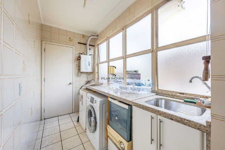 Cobertura no Bairro Auxiliadora, 3 dormitórios, 1 suíte, churrasqueira e vaga coberta.