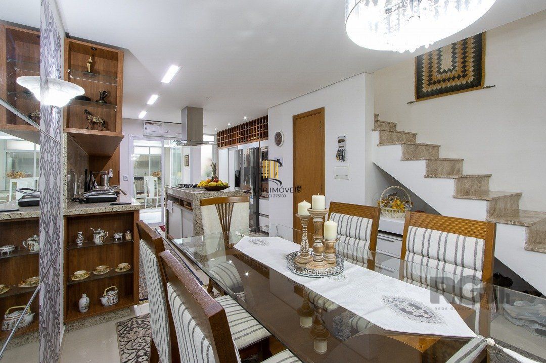 casa possui 3 suítes, 2 com closet