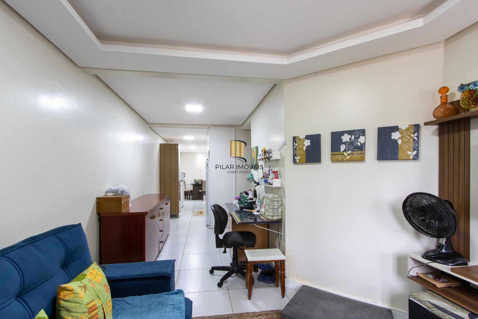 Casa terrea de 2 dormitórios, em excelente localização, amplo pátio e local tranquilo.
