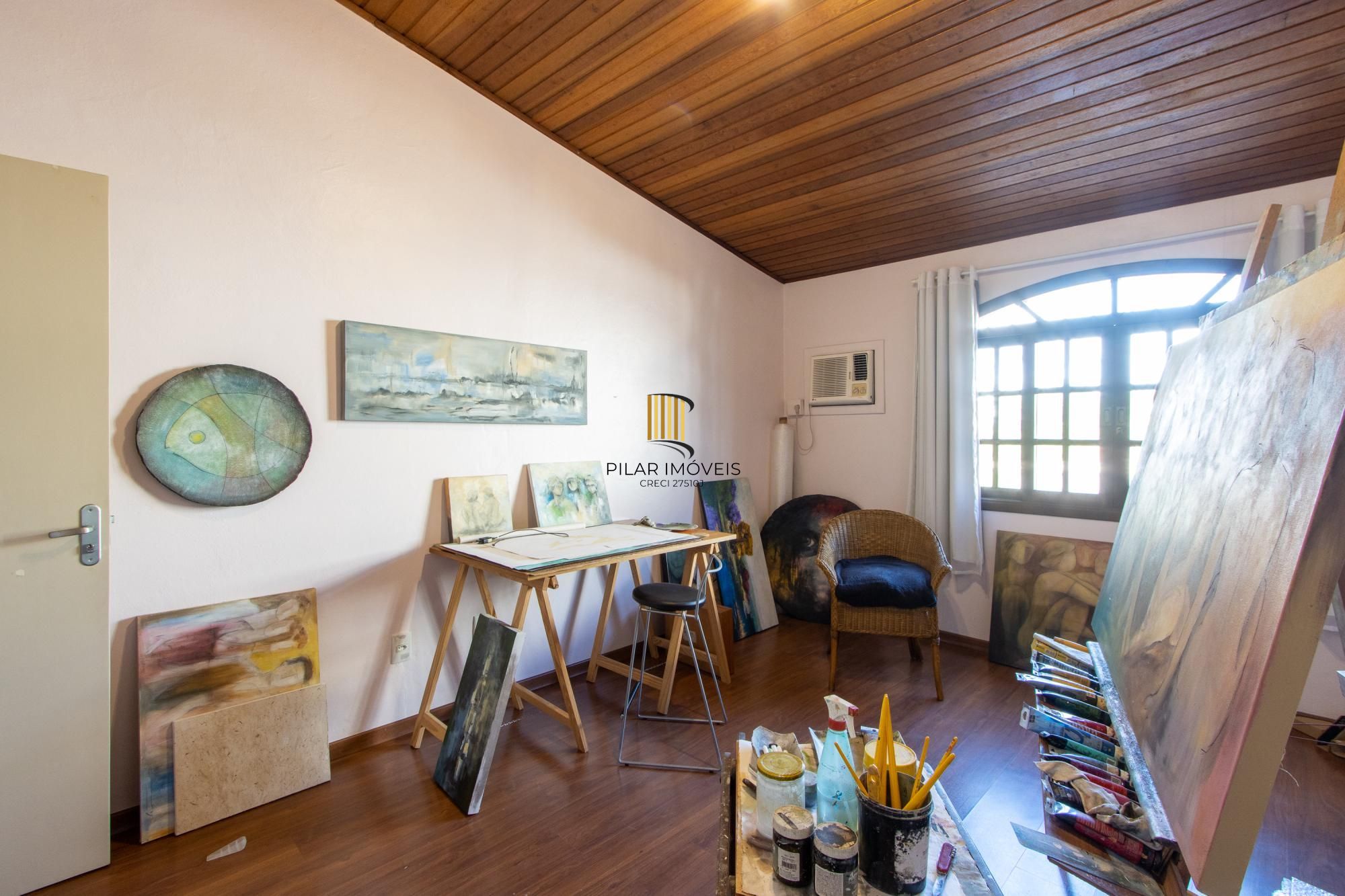 Casa de Alvenaria, possui 3 dormitórios, uma suíte, hall de entrada, lavabo,  living com lareira, cozinha ampla com armários, área gourmet com churrasqueira, corredor, pátio e 4 vagas de garagem, uma construção em anexo que possui hall de entrada, lavabo, living, cozinha, escritório, banheiro social