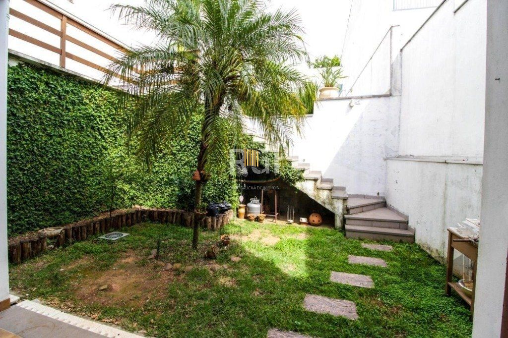 Casa para Venda - 300m², 3 dormitórios, sendo 1 suites, 4 vagas - Teresópolis