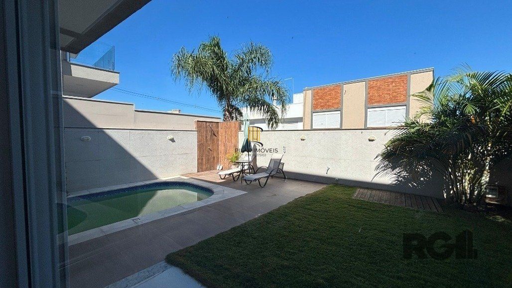 Casa em condomínio com 4 suítes, 4 vagas de garagem, pátio com piscina