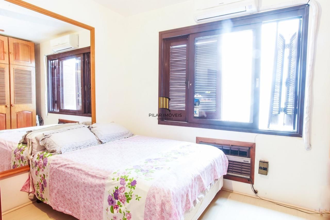 Casa com 300m², localizada na zona sul de Porto Alegre, com lareira, piscina e 3 vagas de garagem cobertas.