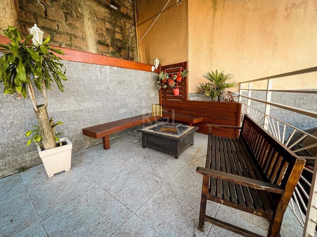 Casa de Condomínio 3 dormitórios no bairro Pedra Redonda