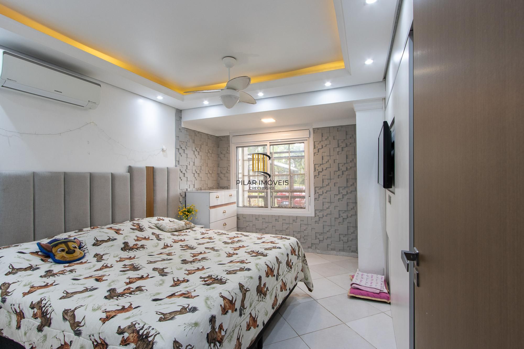 Casa de 4 dormitórios, 2 suítes, piscina, pátio e 2 vagas de garagem.