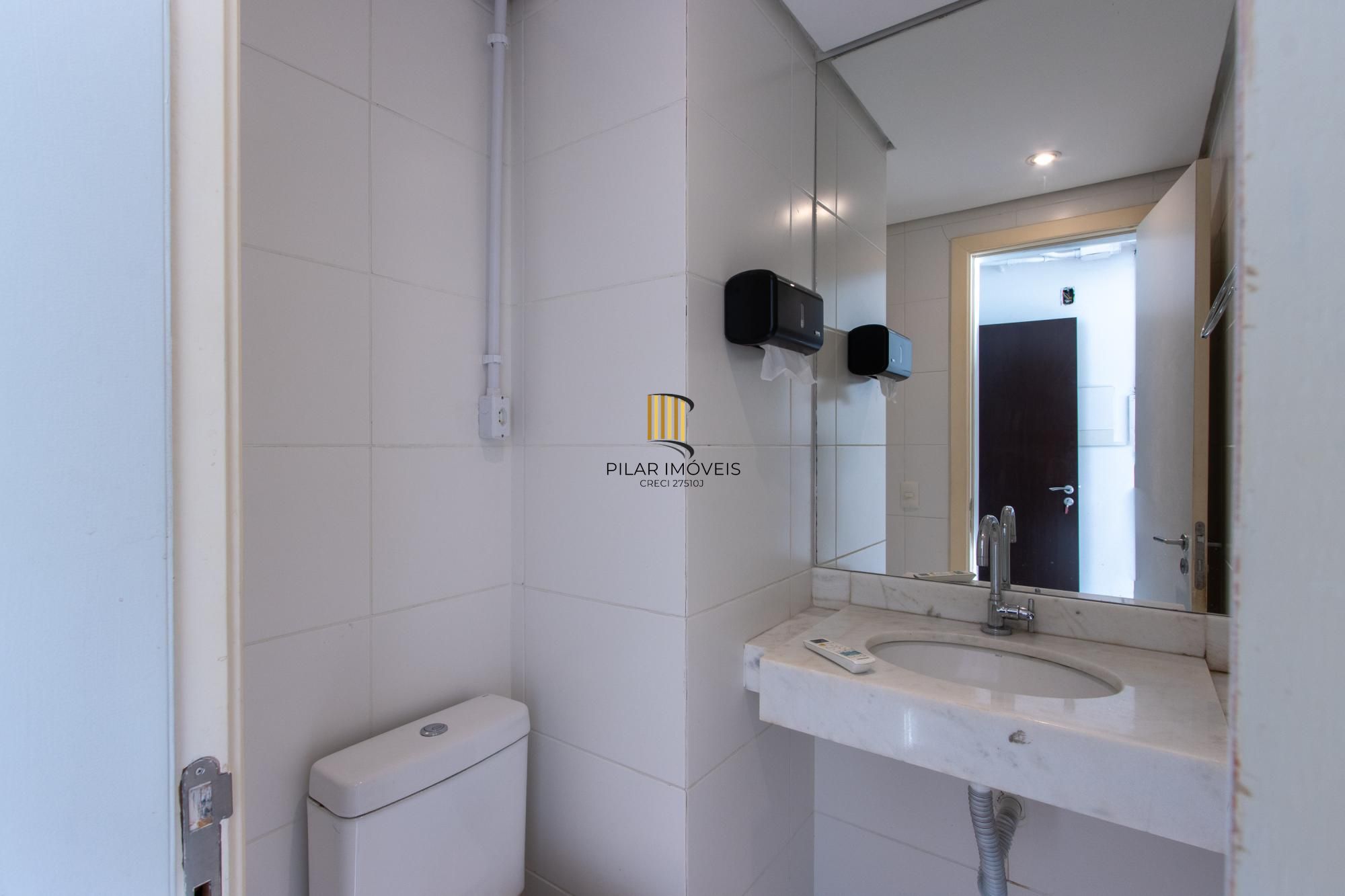 Sala Comercial no Ed. Cristal Tower  junto ao Barra Shopping no Bairro Cristal