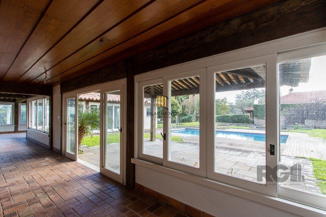 Casa Condomínio a Venda - 880m², 5 dormitórios, sendo 2 suítes, a master com lareira, 4 vagas - Cavalhada