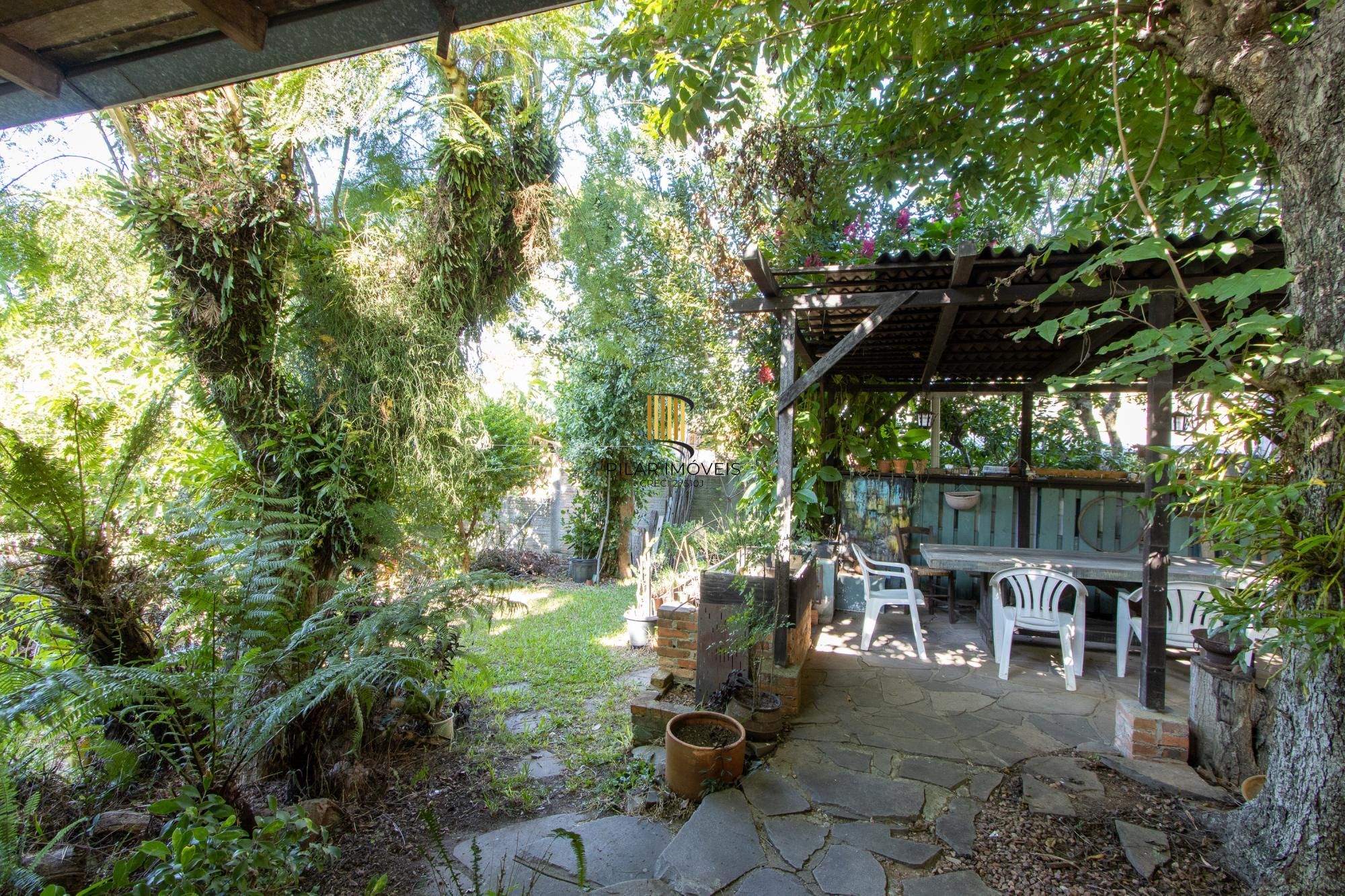 Casa de Alvenaria, possui 3 dormitórios, uma suíte, hall de entrada, lavabo,  living com lareira, cozinha ampla com armários, área gourmet com churrasqueira, corredor, pátio e 4 vagas de garagem, uma construção em anexo que possui hall de entrada, lavabo, living, cozinha, escritório, banheiro social
