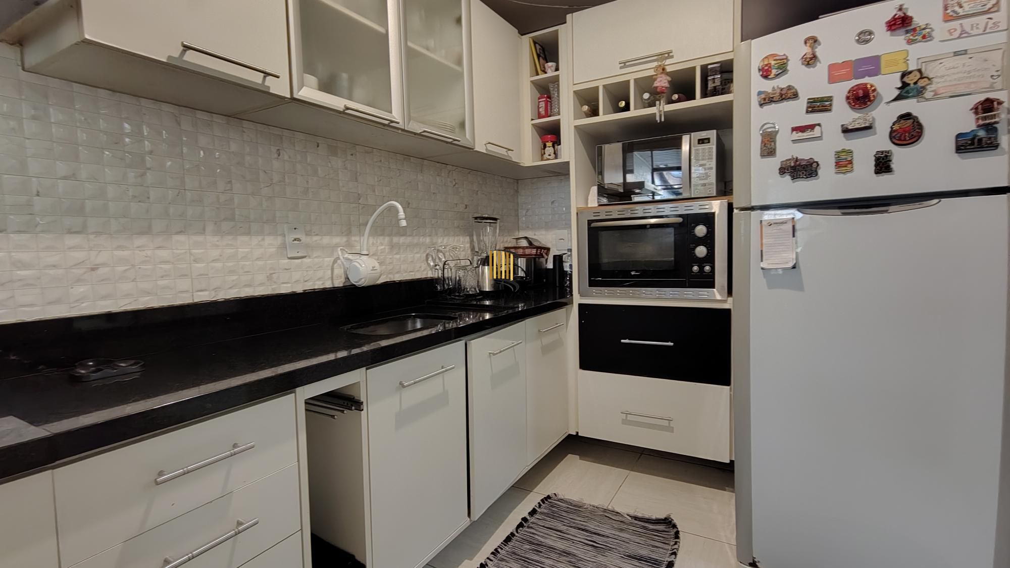 Casa térrea, 2 dormitórios, 1 suíte e 2 vagas no bairro Aberta dos Morros.