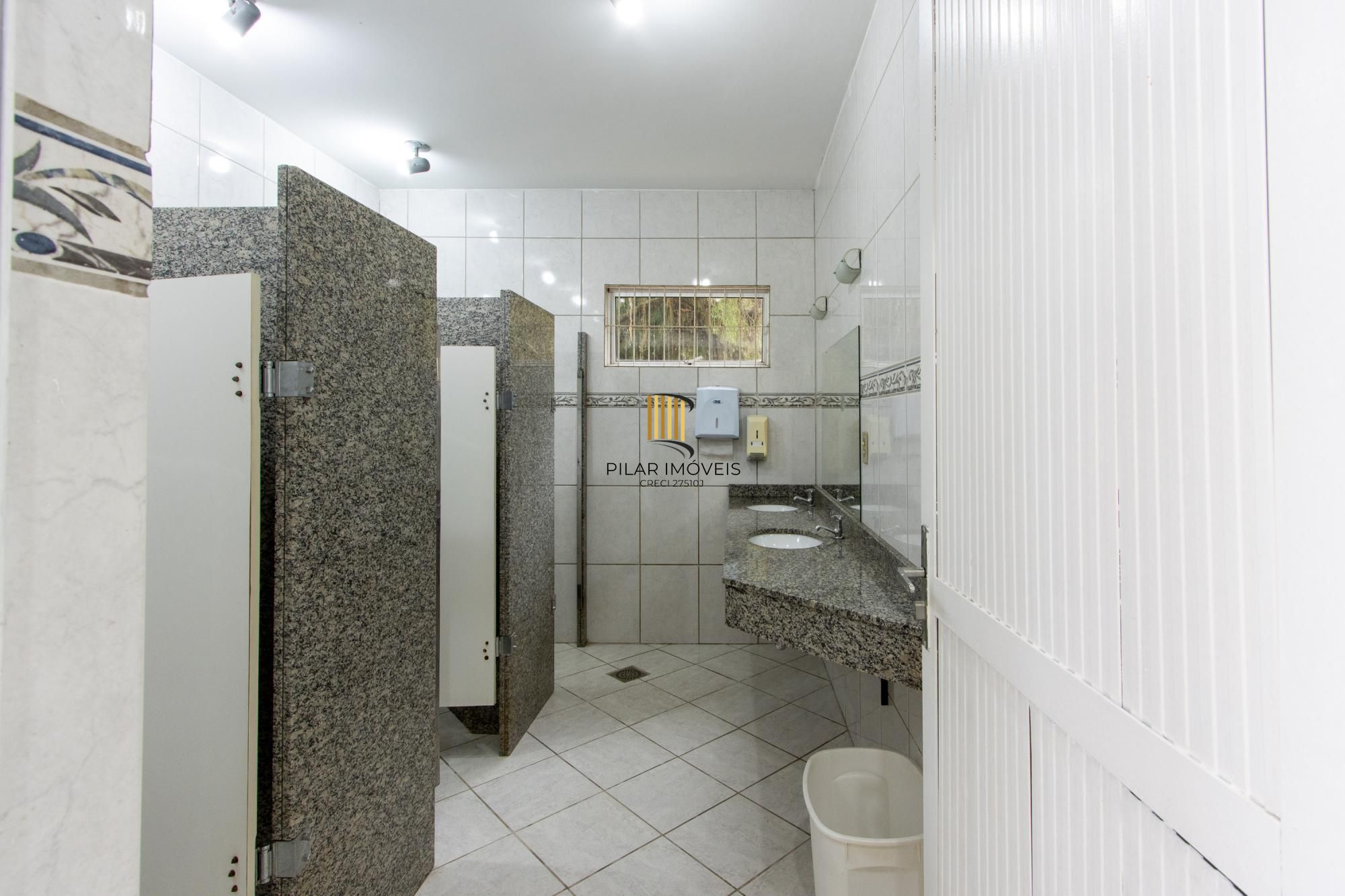 Terreno com edificações para múltiplos negócios lucrativos.