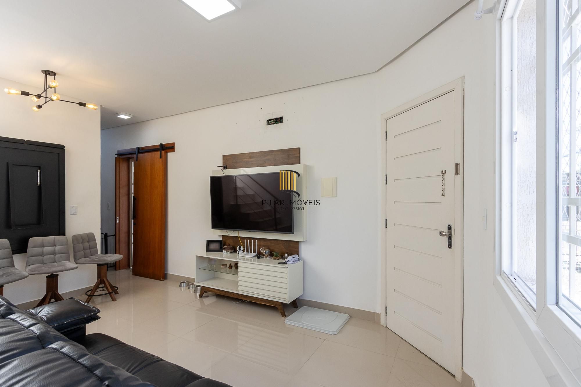 Linda  Casa em condomínio , localizada no bairro TRISTEZA, Zona Sul de PORTO ALEGRE..