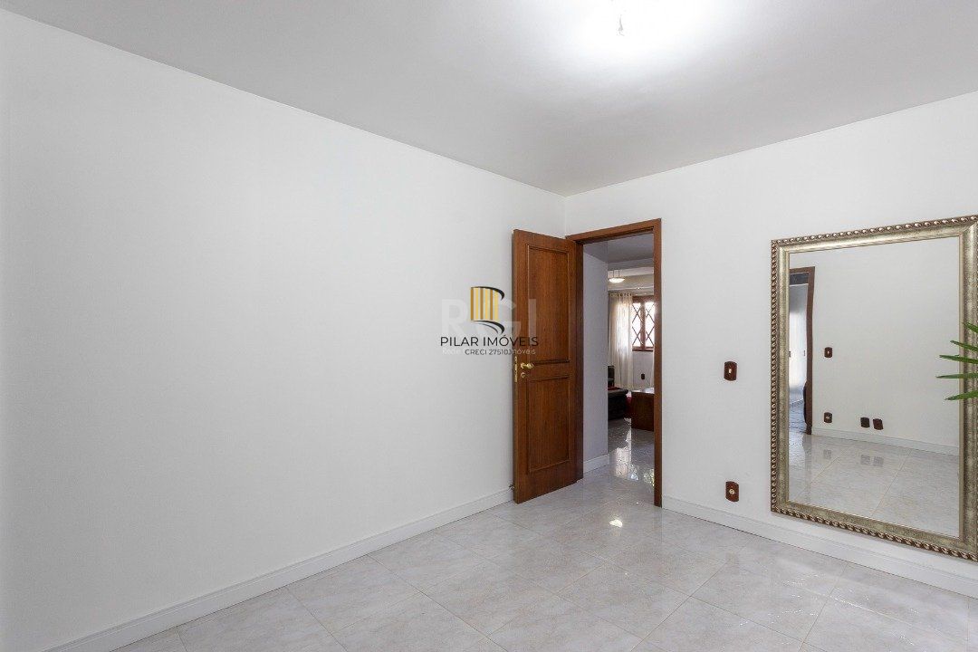 Casa para Venda - 451.63m², 5 dormitórios, sendo 1 suites, 4 vagas - Cristal