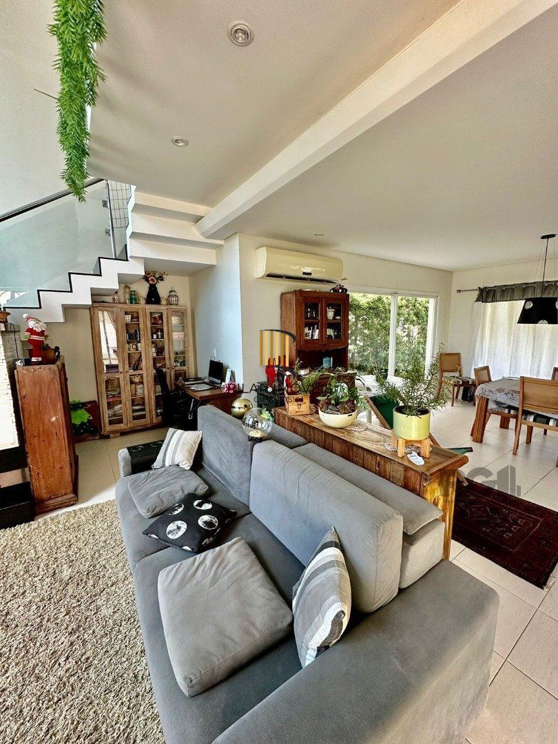CASA EM CONDOMINIO COM TRES DORMITÓRIOS TRES SUITES