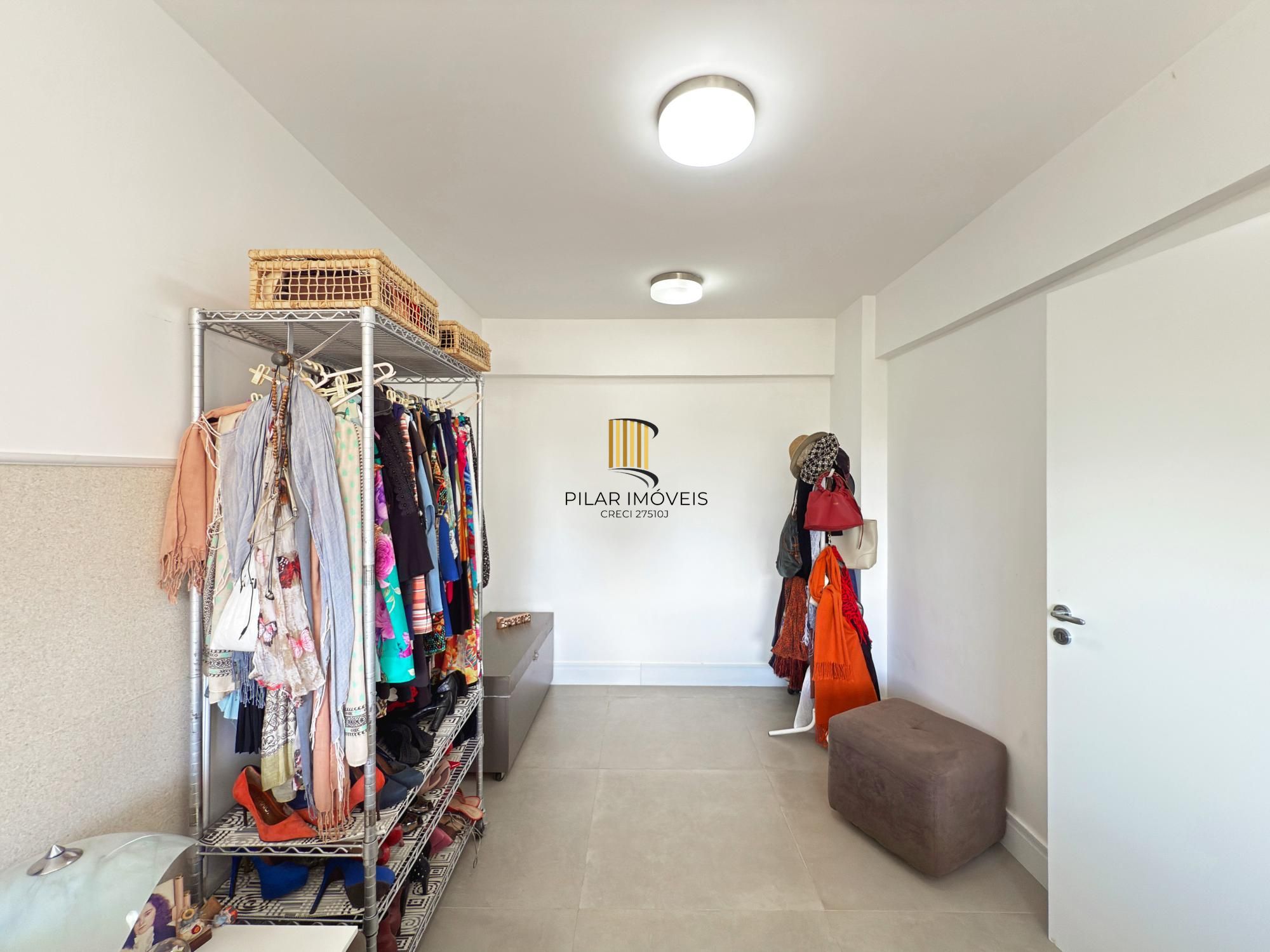 Apartamento 03 Suítes bairro Cristal, 88,97m² de área privativa, semimobiliada e 02 vagas de garagens cobertas.