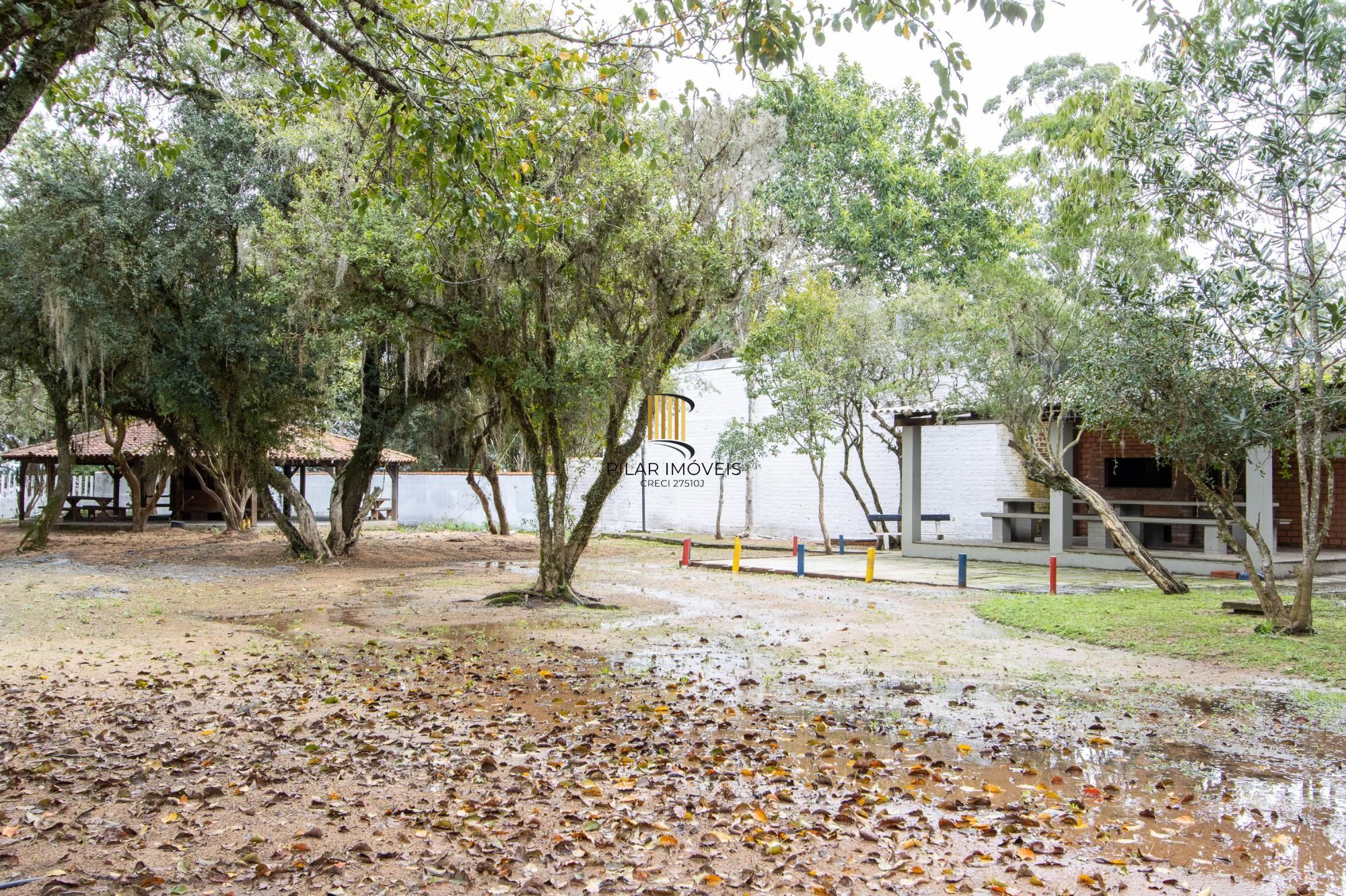 Terreno com edificações para múltiplos negócios lucrativos.