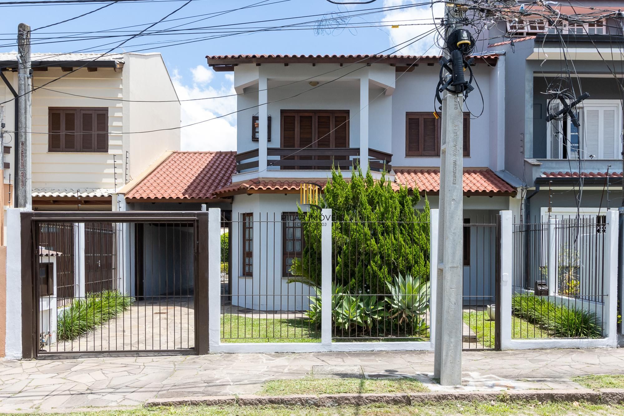 Sobrado, 3 quartos, 2 vagas, pátio com piscina - Bairro Nonoai - Pilar Imóveis