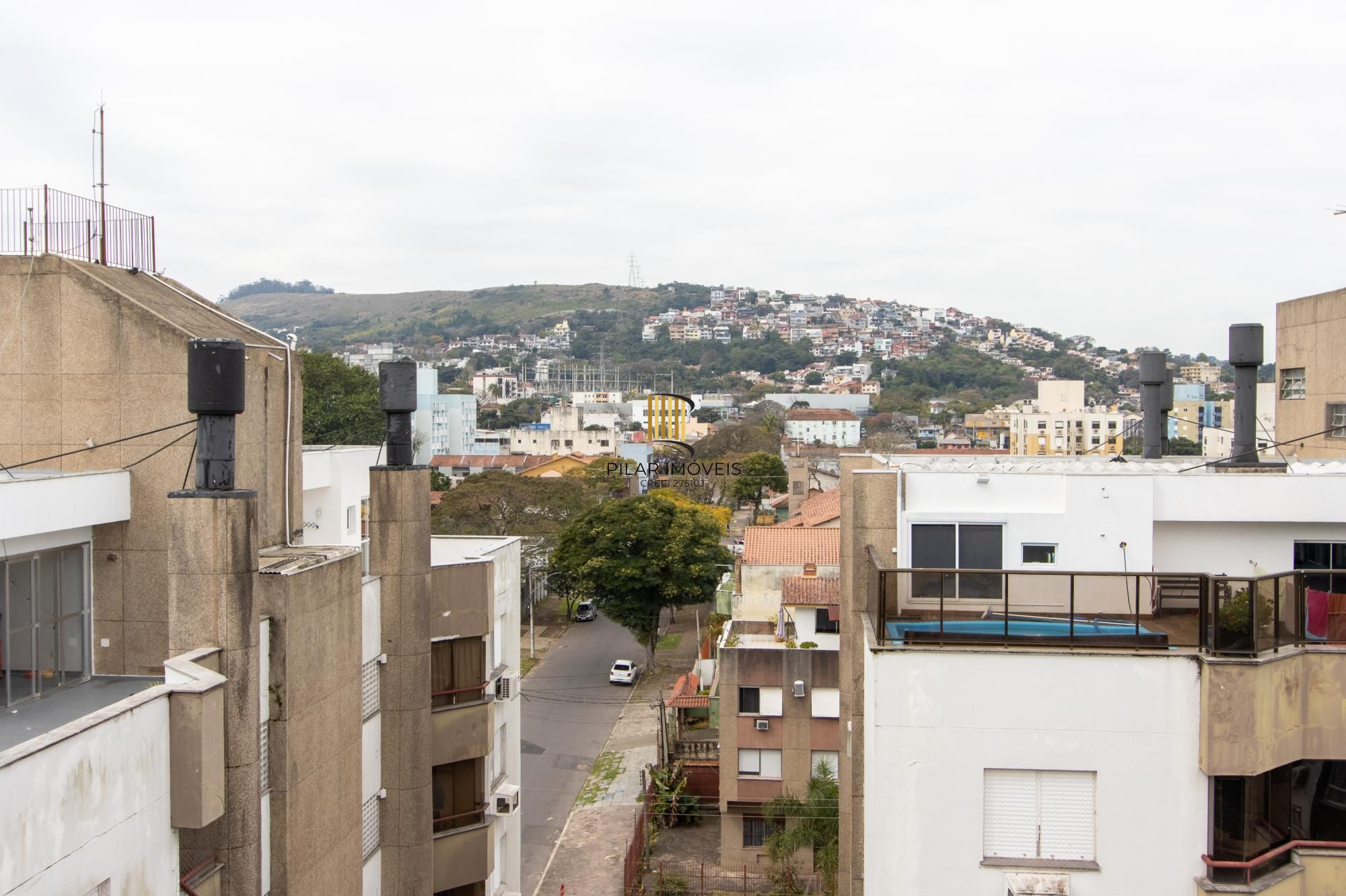 Cobertura com 137m², no Bairro Cristal, de 2 dormitórios, sento uma suíte, ampla sacada, churrasqueira, vista panorâmica, vaga coberta.