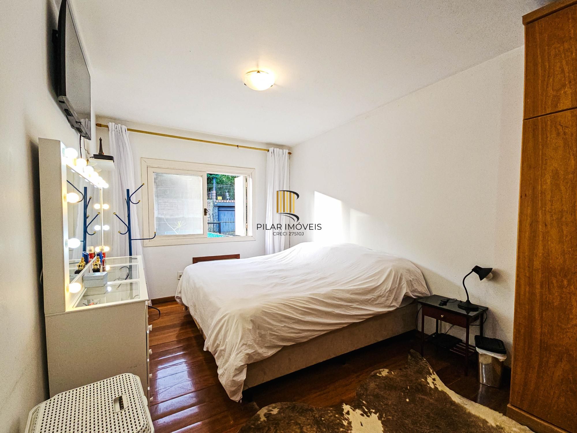 Casa na Vila Conceição, 3 dormitórios, 1 suíte, churrasqueira, lareira, 4 vagas, piscina aquecida e vista perene para o Rio.