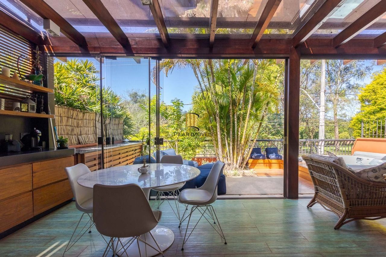 Casa em Condomínio com 487m² | 4 Dormitórios sendo 4 suítes, 3 vagas, no Bairro Três Figueiras, Porto Alegre