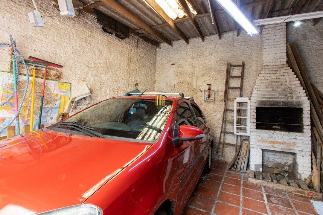 Sobrado, 3 quartos, 2 banheiros, pátio, 2 vagas, piscina - Bairro Vila Nova
