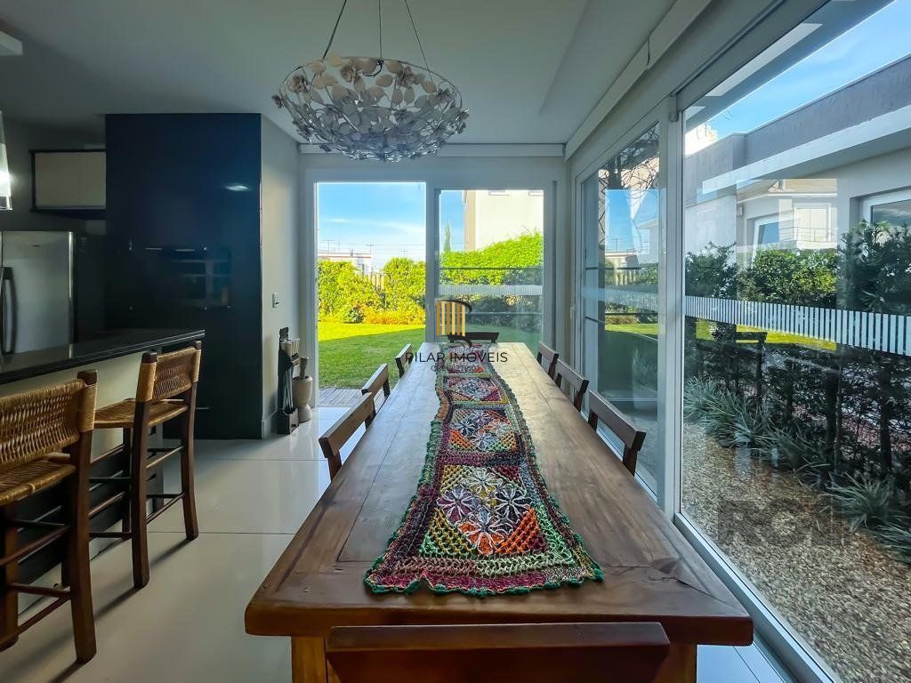 casa Alto Padrão com 239m² privativos, mobiliada e totalmente iluminada.