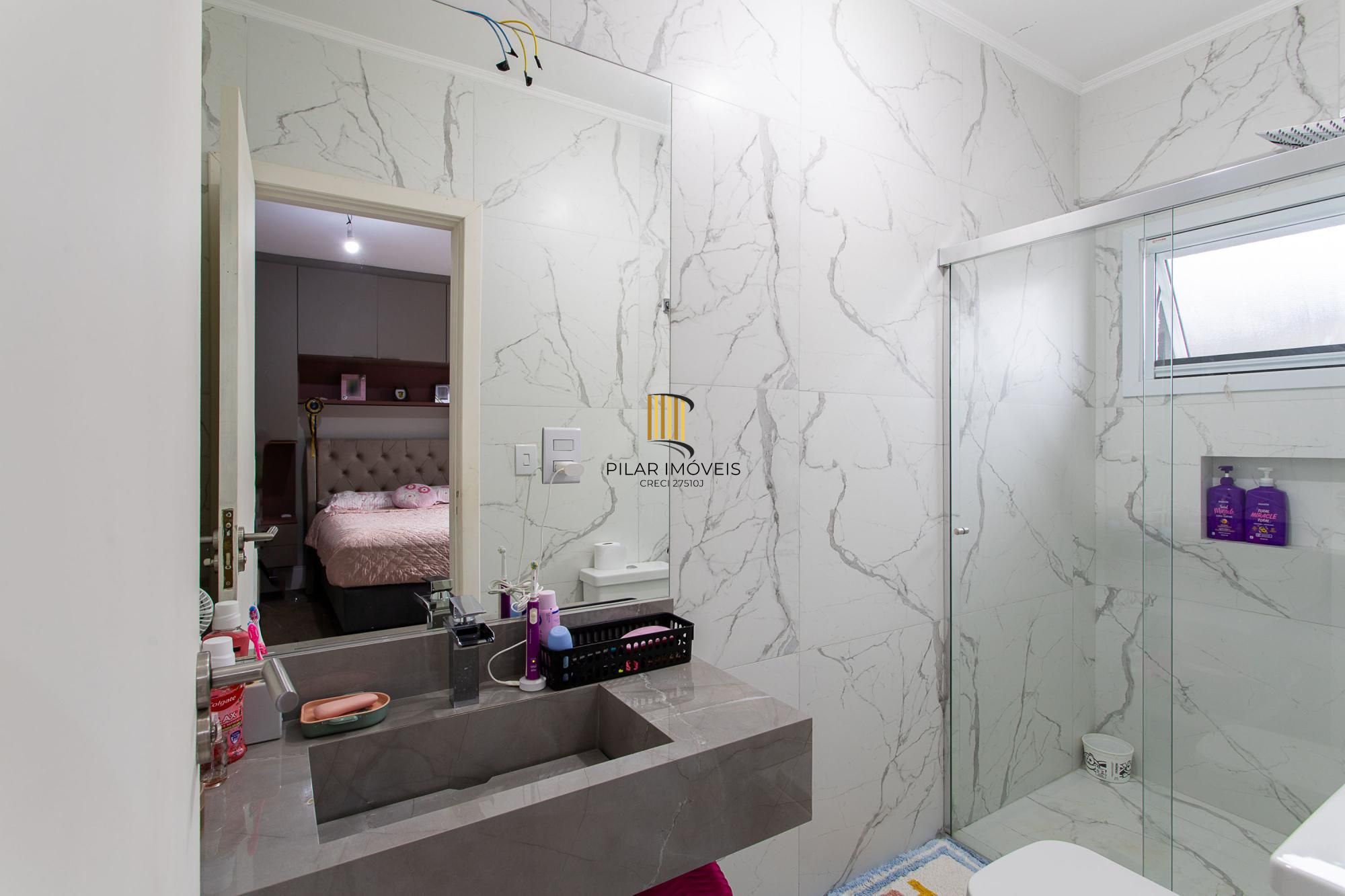 Casa térrea no Condominio Terra Ville, com patio e piscina.