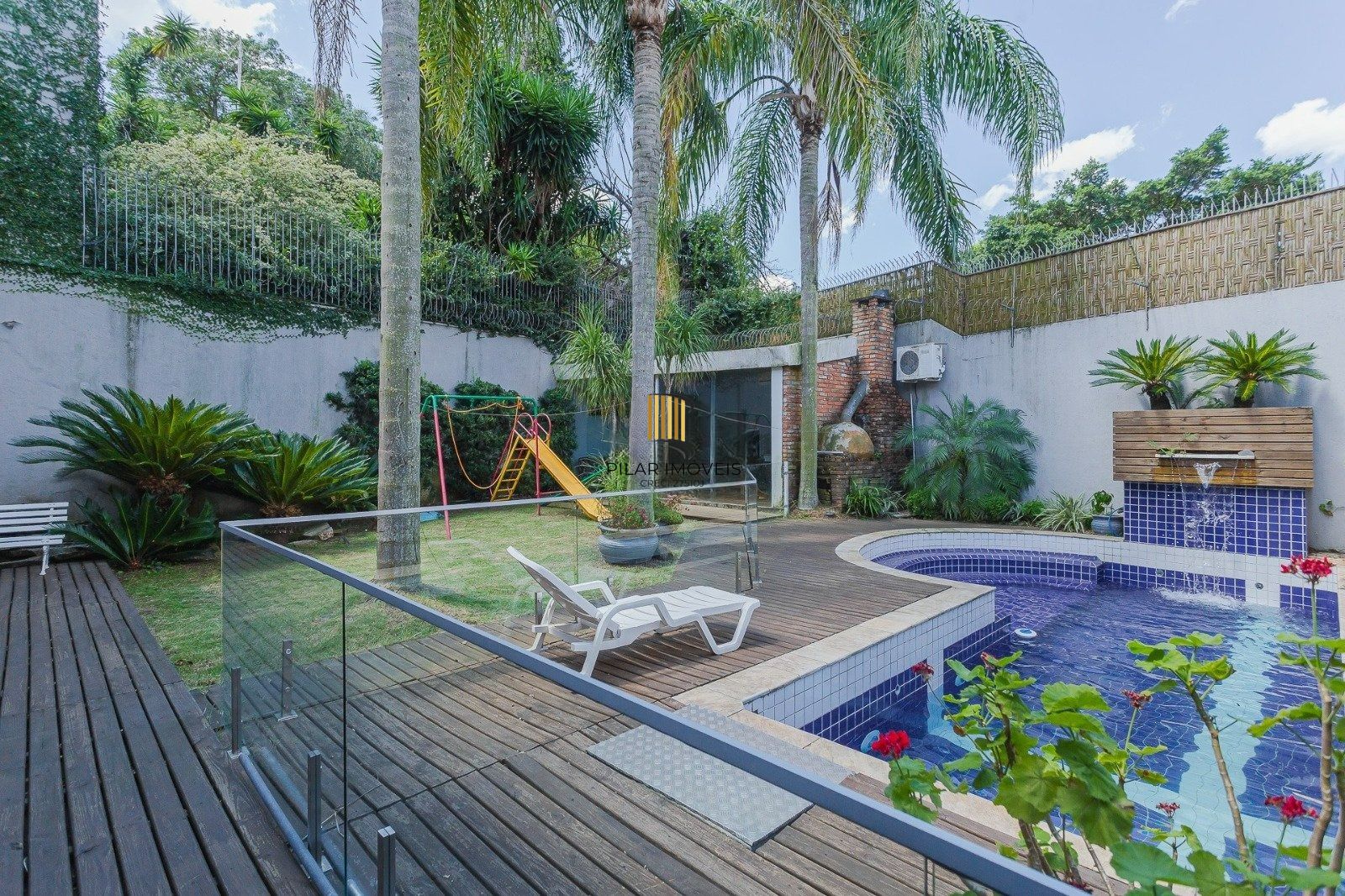 Casa Imponente com 5 Dormitórios (3 Suítes) no Bairro Chácara das Pedras