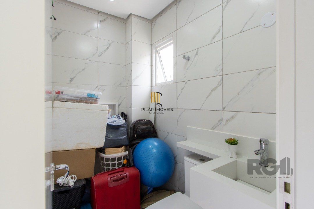 Sobrado com dois andares e área de terraço,