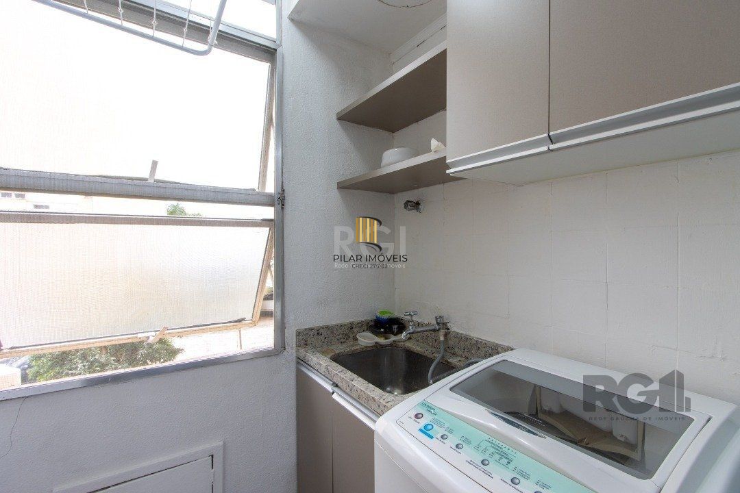 Apartamento de 02 dormitórios com móveis e roupeiros planejados