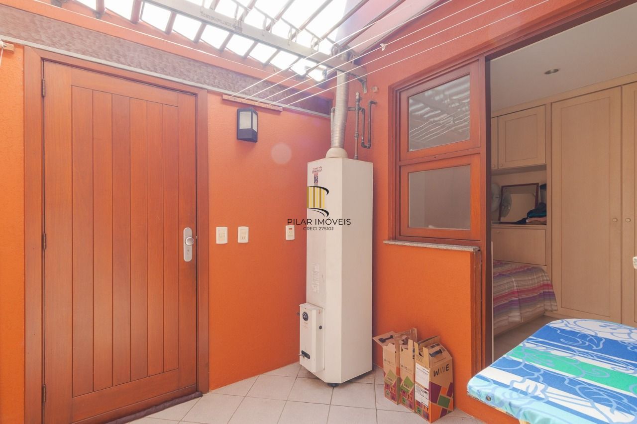 Casa em Condomínio com 487m² | 4 Dormitórios sendo 4 suítes, 3 vagas, no Bairro Três Figueiras, Porto Alegre