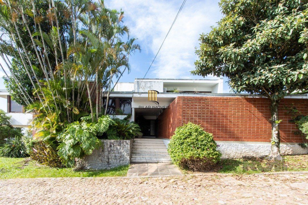 Casa com 724 m² privativos, 4 dormitórios sendo 4 suítes, 6 vagas sendo 3 cobertas