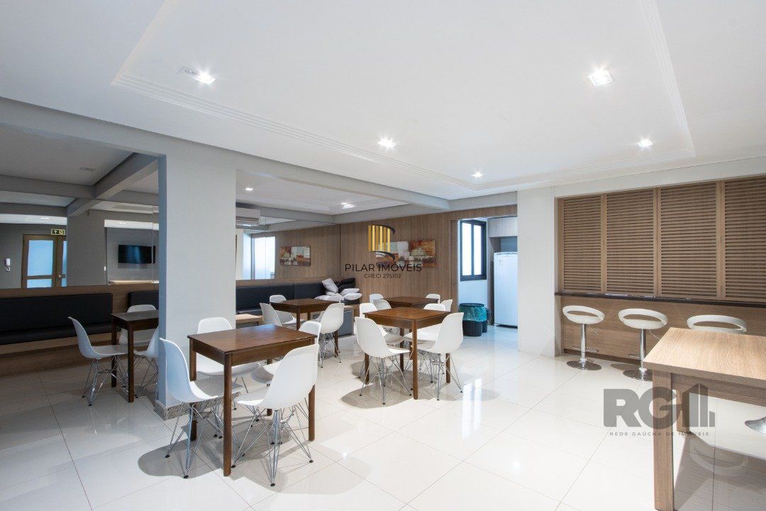 Apartamento possui 3 dormitórios, sendo 1 suíte, semi-mobiliado, com 107,27m² de área privativa, living para 2 ambientes, espaço gourmet com churrasqueira, cozinha com área de serviço; 2 vagas simples de garagem