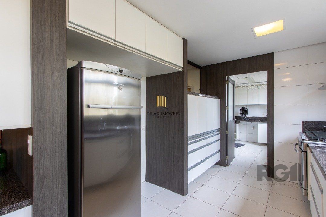 Apartamento na tristeza com três suítes e três vagas
