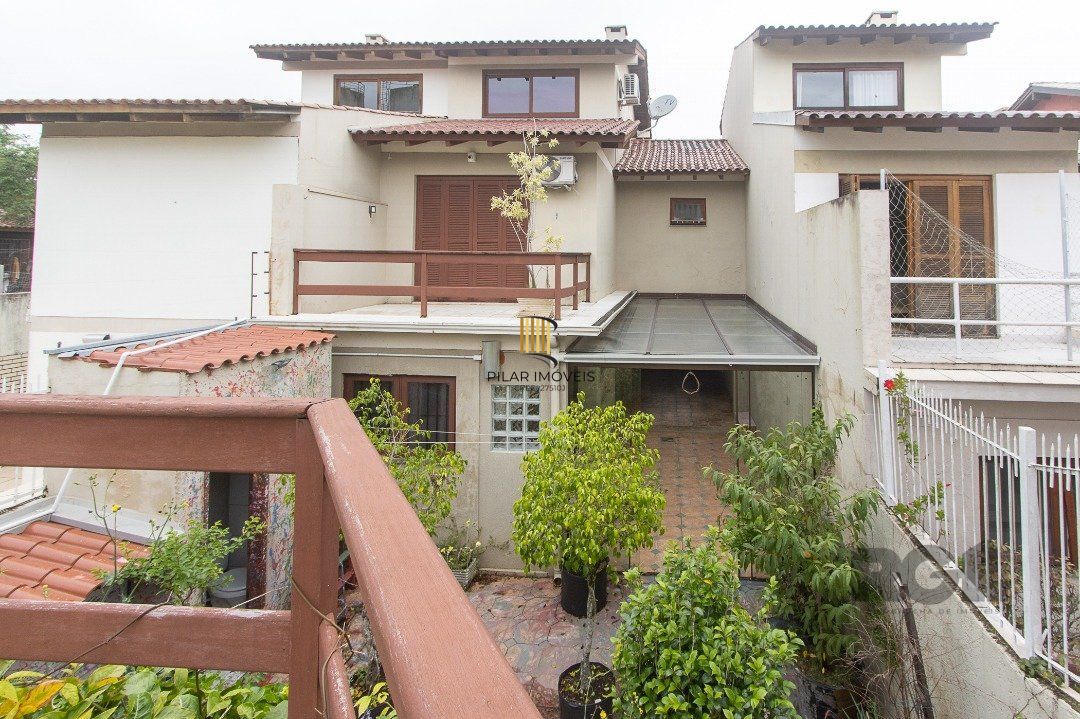 Casa de alvenaria, 3 dormitórios, 1 suíte e pátio com piscina, bairro Espírito Santo.