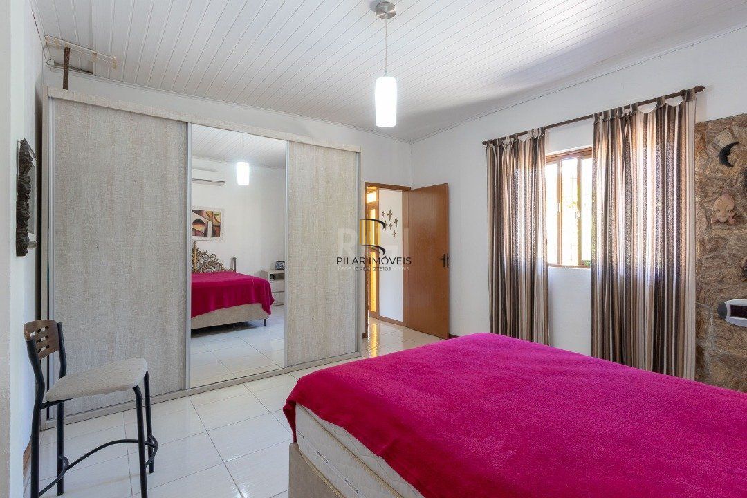 Casa para Venda - 370m², 4 dormitórios, sendo 1 suites, 6 vagas - Lomba do Pinheiro