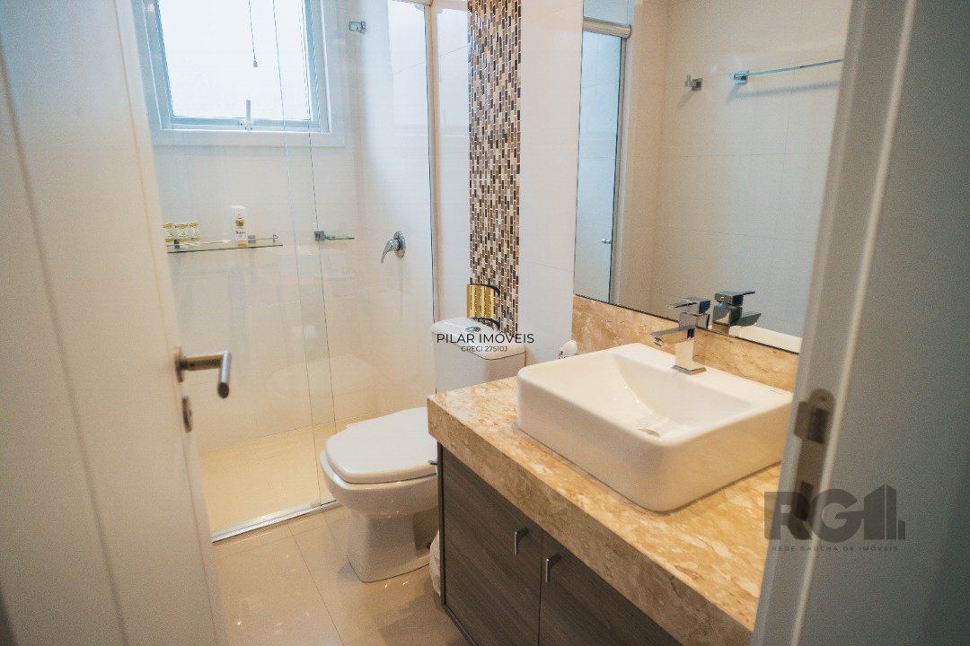 Oportunidade Única! Casa em Condomínio à Beira do Lago com 4 Suítes, sendo uma Térrea e uma Suíte Master Espetacular!
