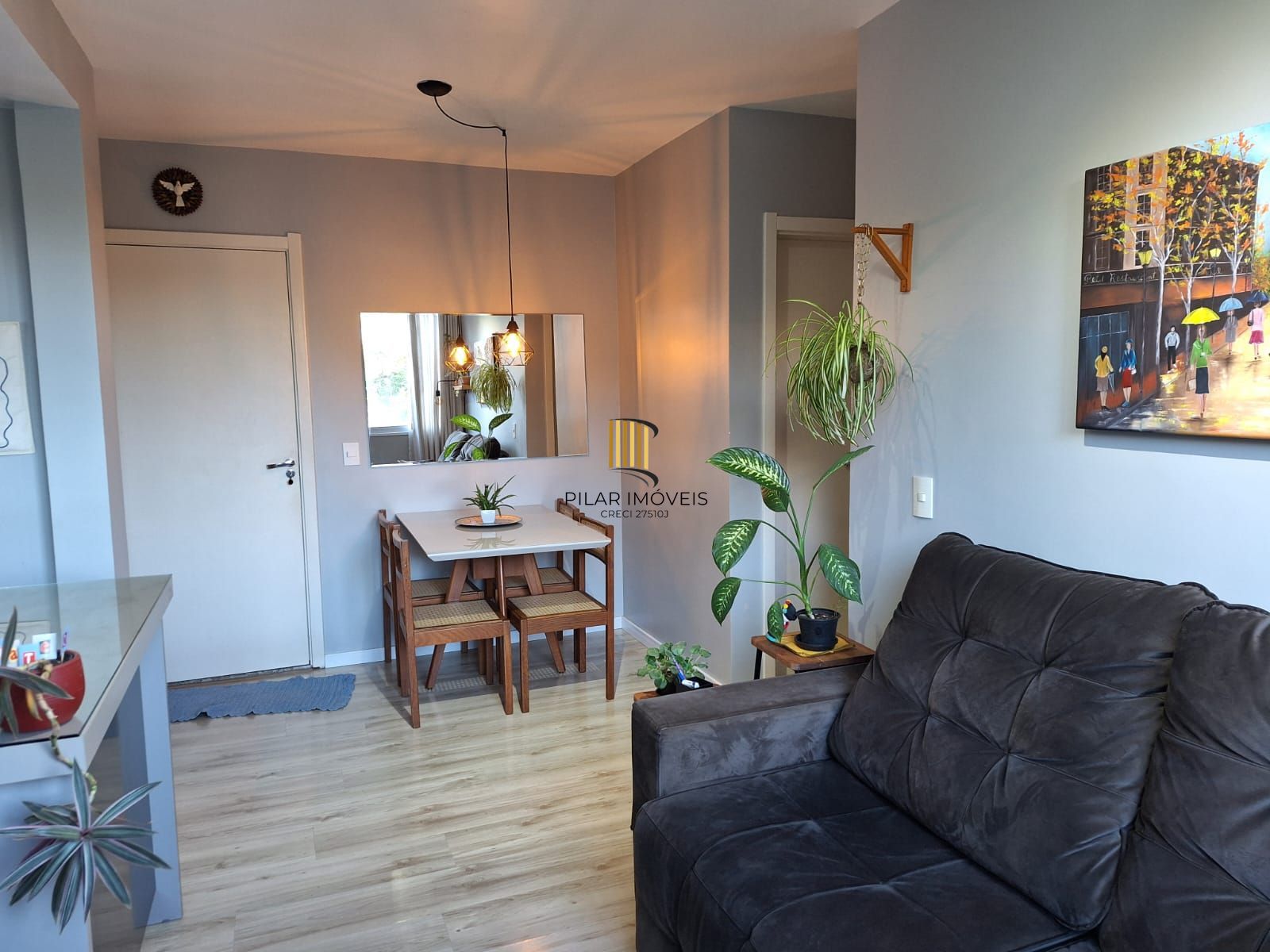 Apartamento de 2 quartos, cozinha planejada e 1 vaga escriturada.