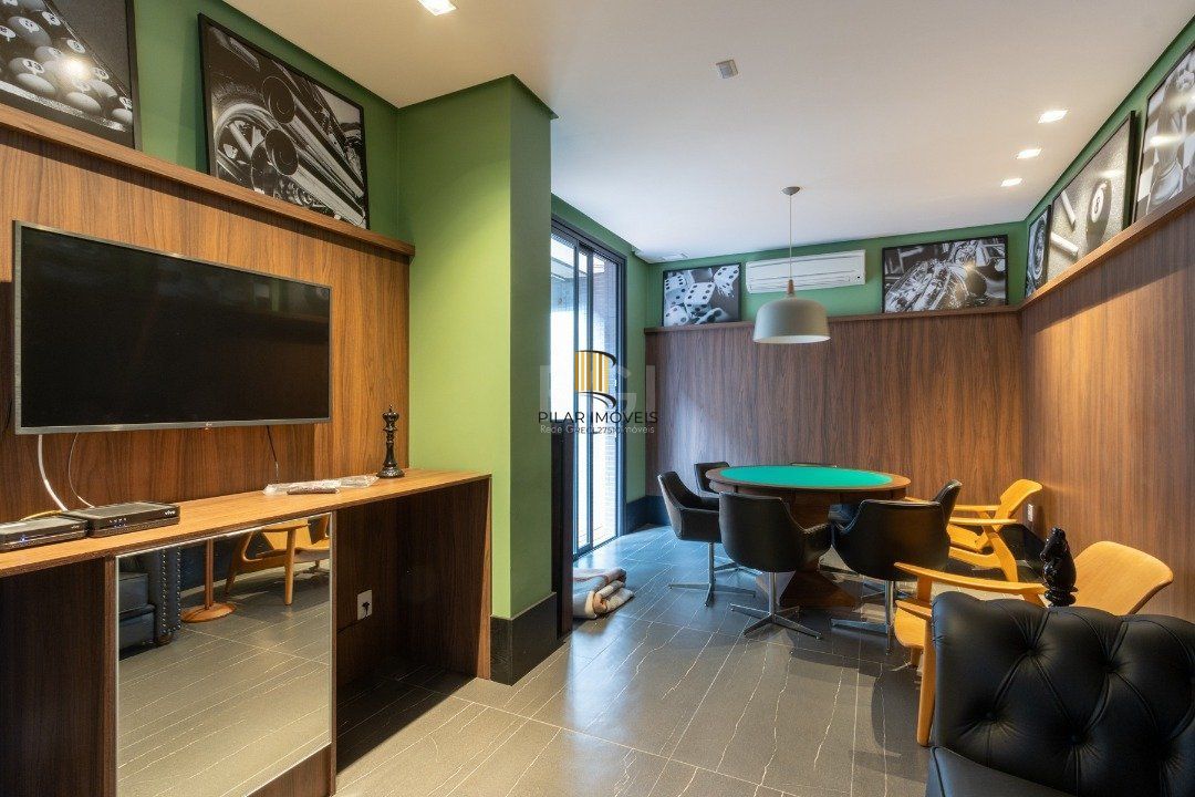 Apartamento mobiliado, com cerca de 256,42m² privativos e com 3 suítes,