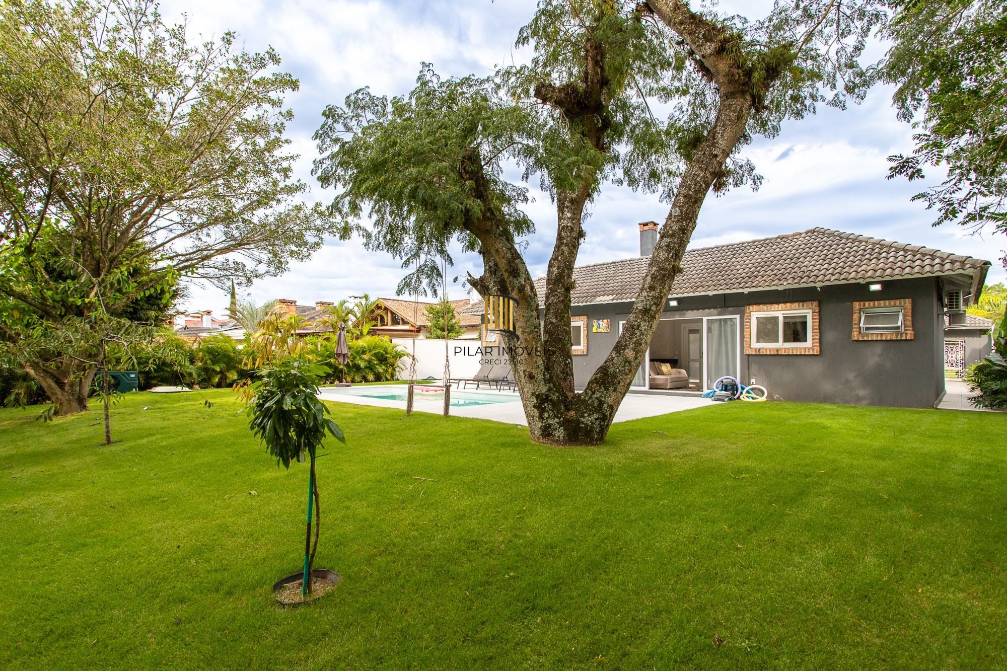 Casa térrea no Condominio Terra Ville, com patio e piscina.