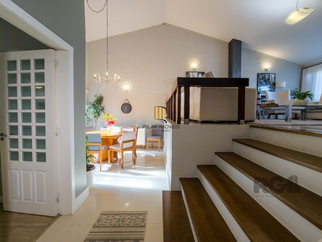 CASA TÉRREA REFORMADA, 3 QUARTOS, SUITE, PÁTIO - BAIRRO CRISTAL