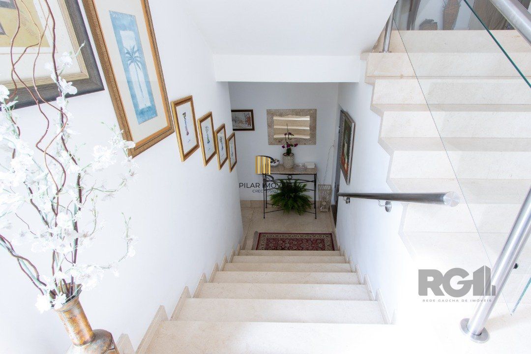 Casa em condominio . com 6 suites, sendo 3 suítes master com closet e hidro.