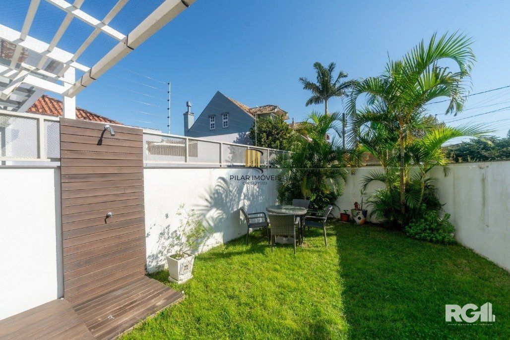 Casa, totalmente mobiliada, 3 dormitórios, 1 uma suíte com closet e sacada